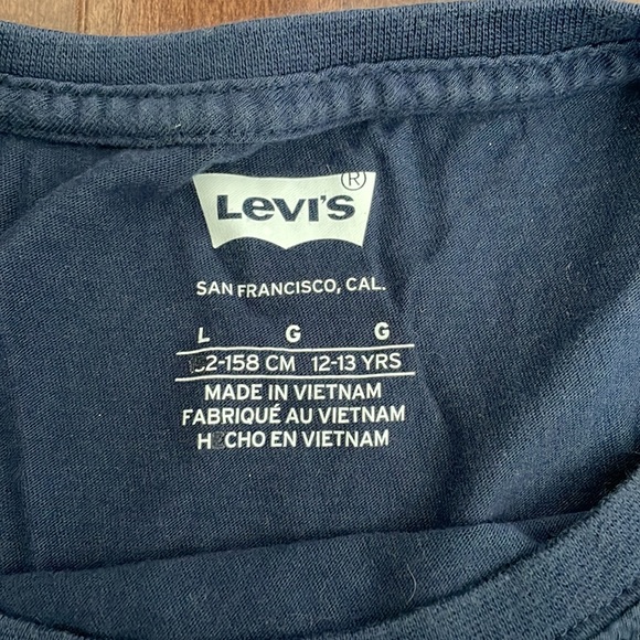 Levi’s Tshirt - Picture 2 of 4